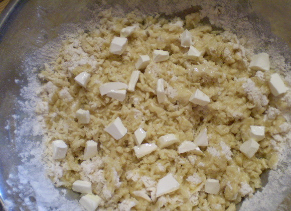 1. Этап. Булочки с вареньем: 5. В крошку льем масло растительное, добавляем кусочки масла. И смешиваем все в пластичное крутое тесто.