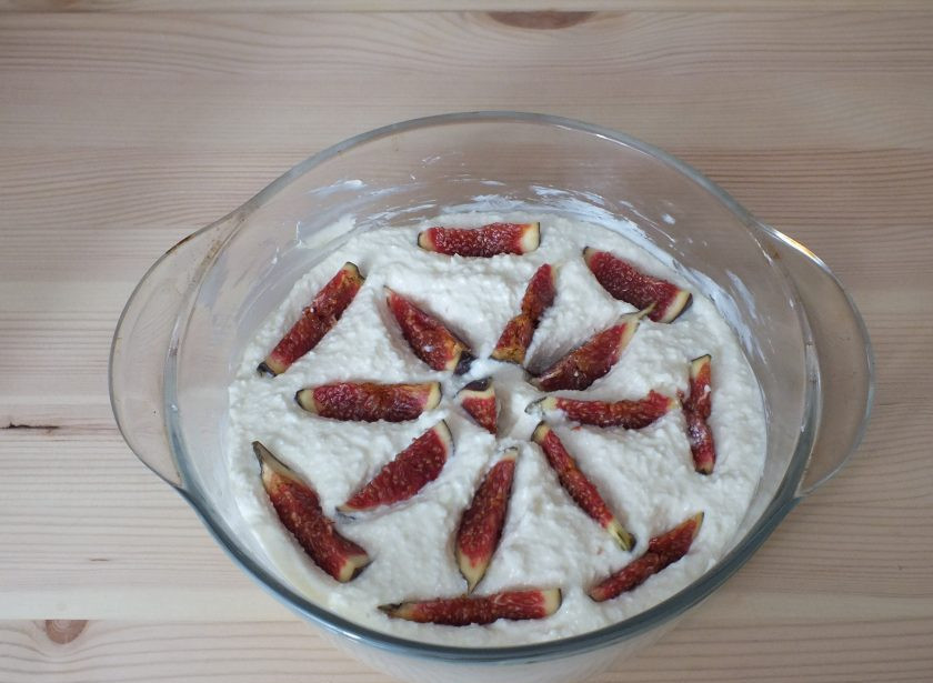 1. Этап. Творожная запеканка с инжиром: Дольки инжира разложите по творожной массе, слегка 