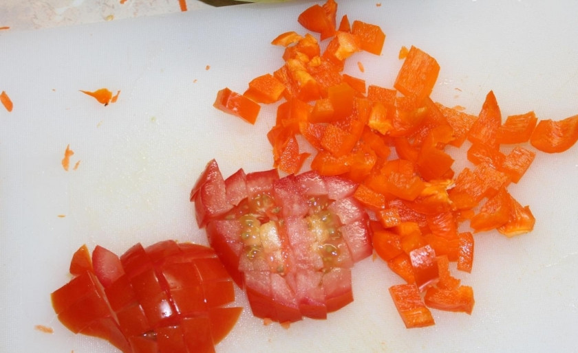1. Этап. Овощное рагу из кабачков: 2. Чищу болгарский перец от семян, мою его и нарезаю кубиком, мою помидор и также нарезаю его кубиком.