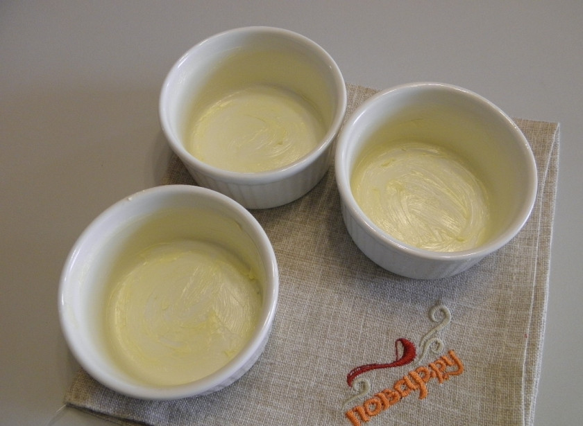 1. Этап. Диетическая творожная запеканка: Возьмите одну форму для запеканки или несколько маленьких. Смажьте формочки холодным сливочным маслом, тогда запеканка не прилипнет.