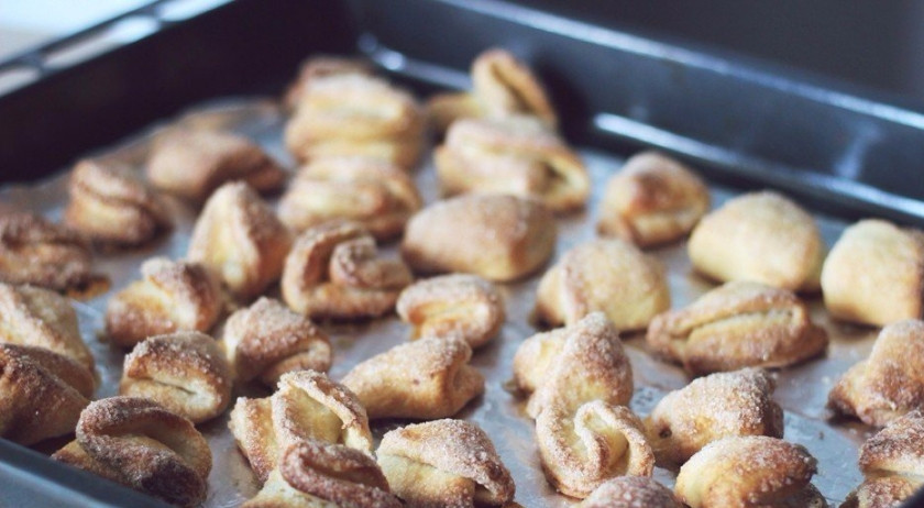 1. Этап. Творожное печенье к чаю: Отправляем в разогретую до 180 градусов духовку на 15–20 минут (в зависимости от размера) до появления золотистой корочки. Готовое печенье нужно снять с противня, дайте ему остыть. Подавайте с горячим чаем или кофе.