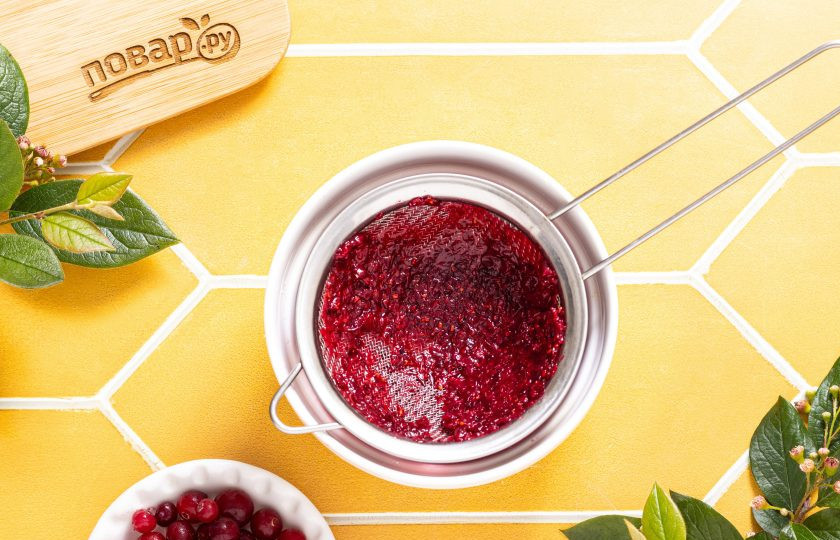 1. Этап. Клюквенный напиток: Получившееся клюквенное пюре протрите через мелкое сито от шкурок.