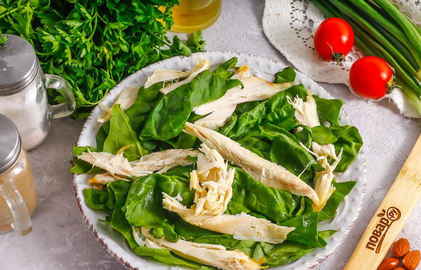 1. Этап. Салат с миндалем и курицей: Разделите руками куриное филе на волокна, выложите на шпинат.