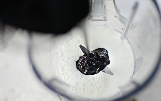 1. Этап. Банановый милкшейк: 1. В миксер или посуду для блендера влейте слегка тёплое молоко и добавьте сироп.