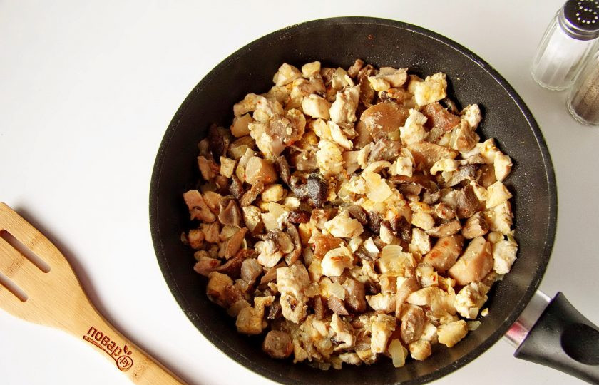 1. Этап. Заливной пирог с курицей и грибами: Перемешайте и готовьте примерно 3-5 минут. Как только мясо побелеет, снимите начинку с огня.