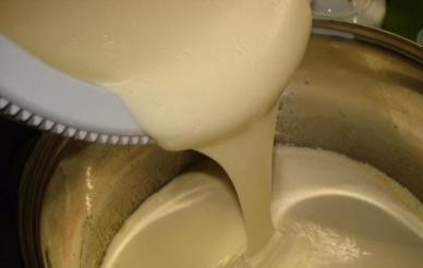 1. Этап. Венское тесто для куличей: Туда же добавляем взбитые с сахаром яйца.