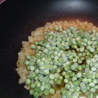 1. Этап. Кантонское Ризотто: В золотистый лучок добавить горох, перемешать, поджаривать в течении 4-5 минут.