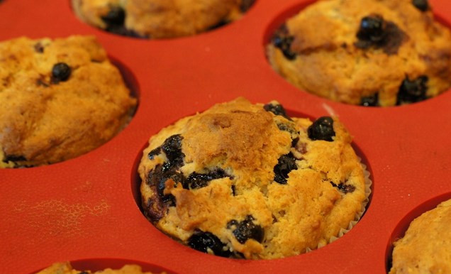 1. Этап. Кексы со смородиной на кефире: Ставим кексы в разогретую до 160-170 градусов духовку и выпекаем до готовности - красивой румяной корочки - около 40-50 минут. Приятного аппетита!