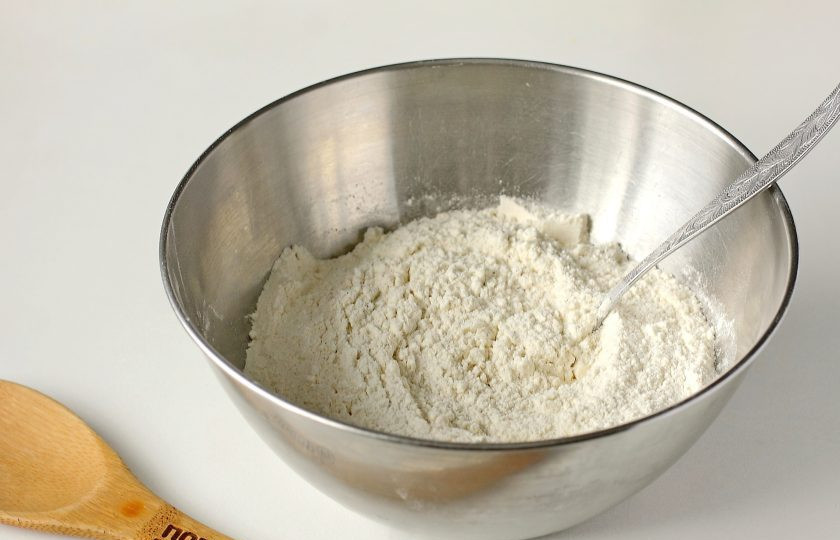 1. Этап. Кекс Монастырский: В глубокой миске соедините корицу, муку, сахар и разрыхлитель.