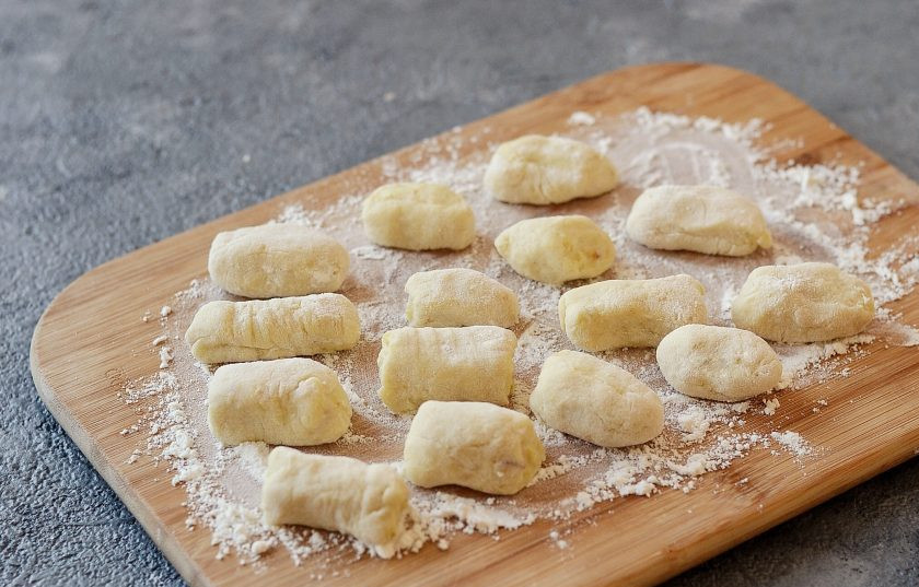 1. Этап. Картофельные ньокки с грибами: Тесто скатайте в колбаски и нарежьте на маленькие ломтики.