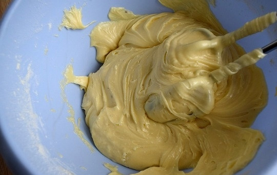 1. Этап. Бурфи: Перелейте горячую смесь в глубокую миску. Постепенно добавьте сухое молоко и взбивайте, пока масса не станет густой и тягучей.