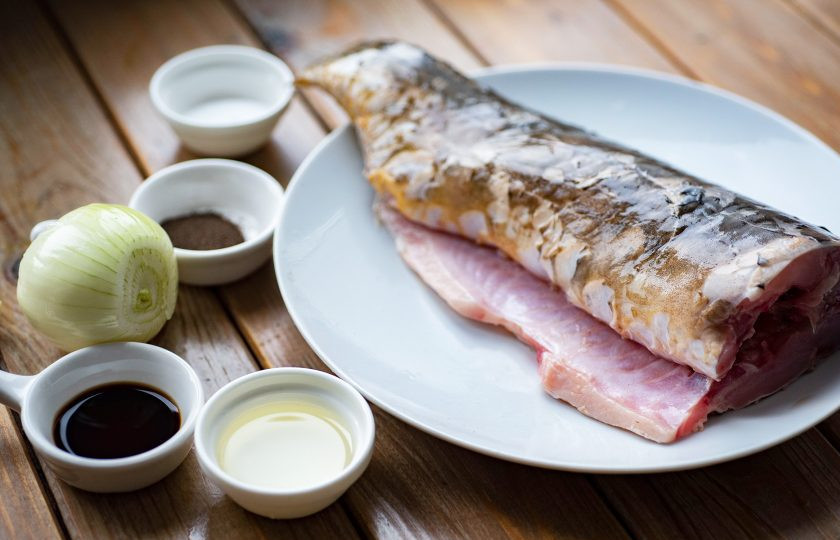 1. Этап. Карп в аэрогриле: Подготовьте карпа. Отрежьте у рыбы голову, плавники, хвост, вычистите внутренности. Тщательно промойте тушку в холодной воде.