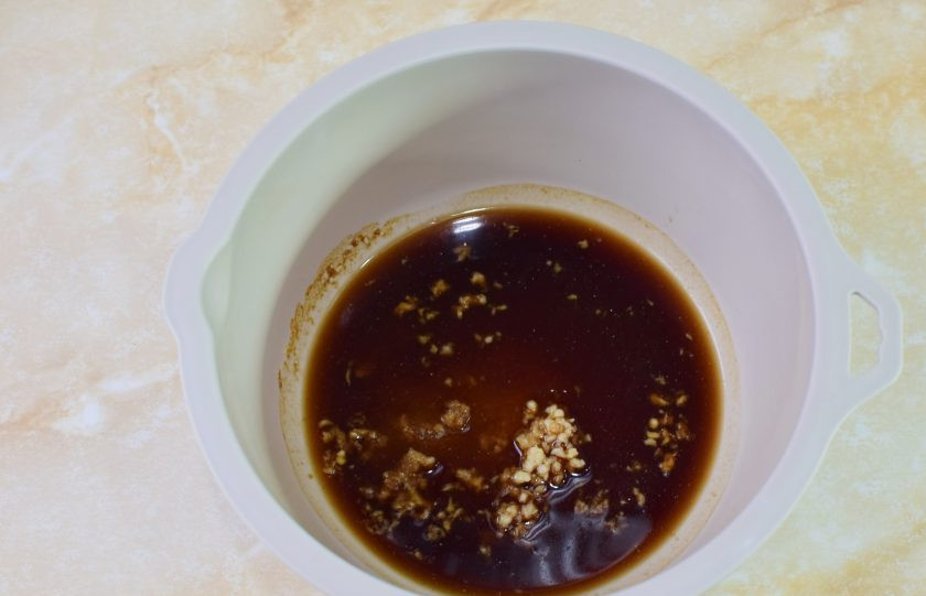 1. Этап. Оранжевый цыпленок: В миску налейте соевый соус. Добавьте молотый имбирь и сахар. Пропустите через пресс очищенный чеснок.