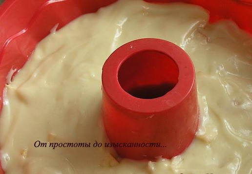 1. Этап. Кекс с яблоками и мандаринами: Затем снова 1/3 теста и фрукты. Закончите оставшимся тестом.