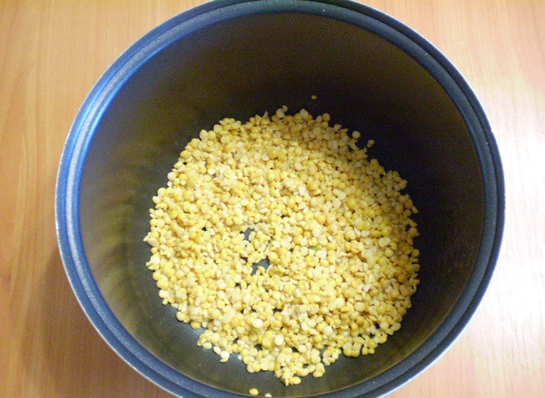 1. Этап. Вегетарианский гороховый суп в мультиварке: Положите горох в кастрюлю мультиварки, залейте его свежей чистой водой. Посолите. Установите кастрюлю в мультиварку, включите режим 