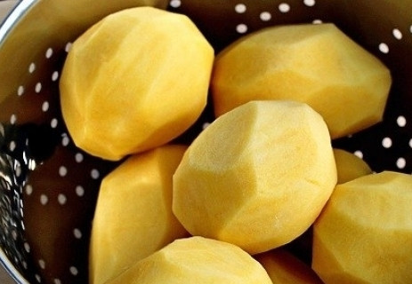 1. Этап. Картофель на гриле: Картофель хорошо вымыть, обсушить и почистить.