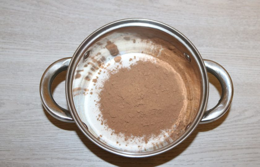 1. Этап. Торт «Причуда»: В кастрюлю налейте молоко, добавьте сахар, какао. Поставьте на плиту на медленный огонь, постоянно перемешивайте.