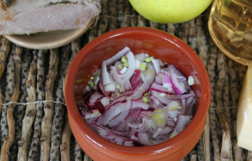 1. Этап. Французский салат на Новый год: Лук режем тонко, заливаем яблочным или винным уксусом и маринуем 5-7 минут.