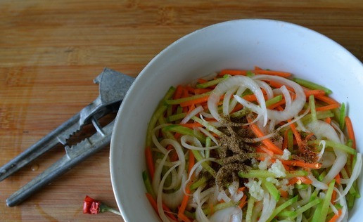 1. Этап. Завертон с индейкой и маринованными овощами: Кладём в центр молотый кориандр, перец чили, чёрный перец, выдавливаем чеснок.