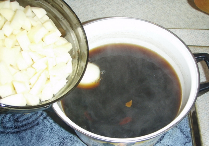 1. Этап. Грибовница из сухих грибов: Почистите и порежьте картошку кубиками, лук просто почистите, не разрезая. Добавьте картошку с луком в грибовницу, огонь прибавьте, пускай закипит. Потом варите на среднем или слабом огне до полной готовности картошки. В целом, грибовница варится достаточно долго - от 40 минут до 1,5 часов. Можете ее варить и дольше, если хотите, чтобы суп был наваристым.