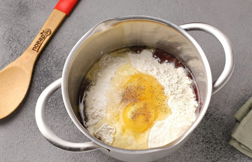 1. Этап. Блинчики из печенки: Добавьте муку, яйца, соль и перец по вкусу.