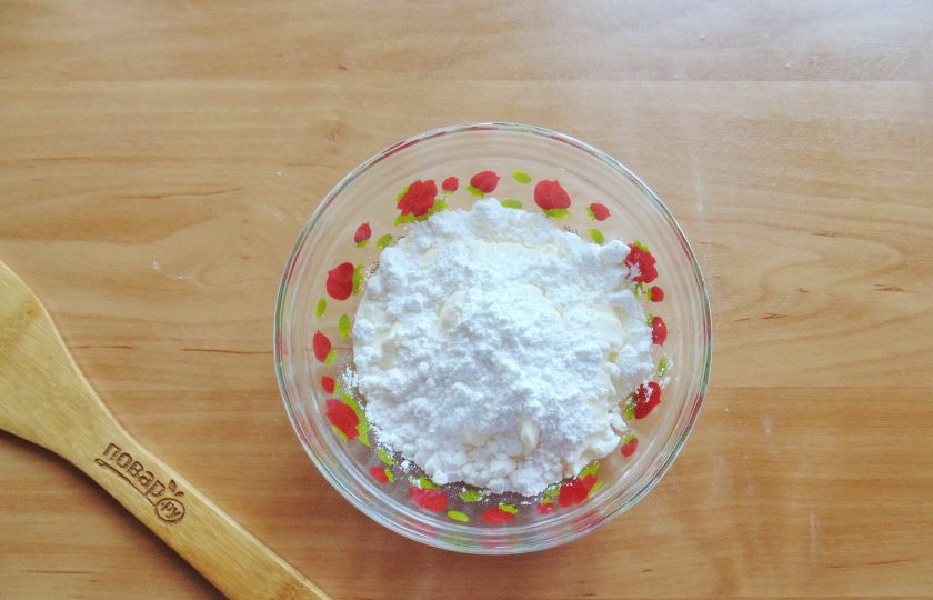 1. Этап. Сметанный торт без яиц: Приготовьте крем. Для крема можно взять сметану жирностью от 25% и выше. Соедините сметану с сахарной пудрой, которую кладите по вкусу.