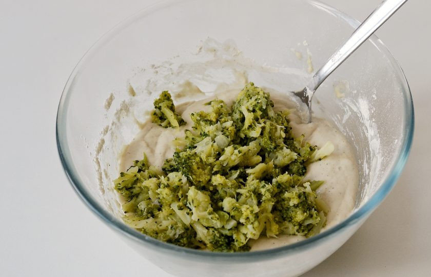 1. Этап. Вафли из брокколи: Добавьте измельченные брокколи в тесто, перемешайте.