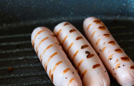 1. Этап. Хот-дог Крокодильчик: Так же обжарить сосиски.