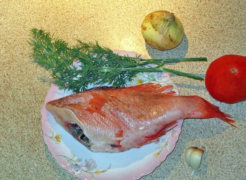 1. Этап. Суп из морского окуня: Подготовим все необходимые ингредиенты. Рыбу нужно размораживать мягким способом, то есть из морозилки в холодильник, за ночь рыба разморозится. Рыбу нужно будет очистить от всего ненужного, удалить голову, жабры, плавники, внутренности. Косточки отправить в кастрюлю, филе нарезать порционными кусочками.