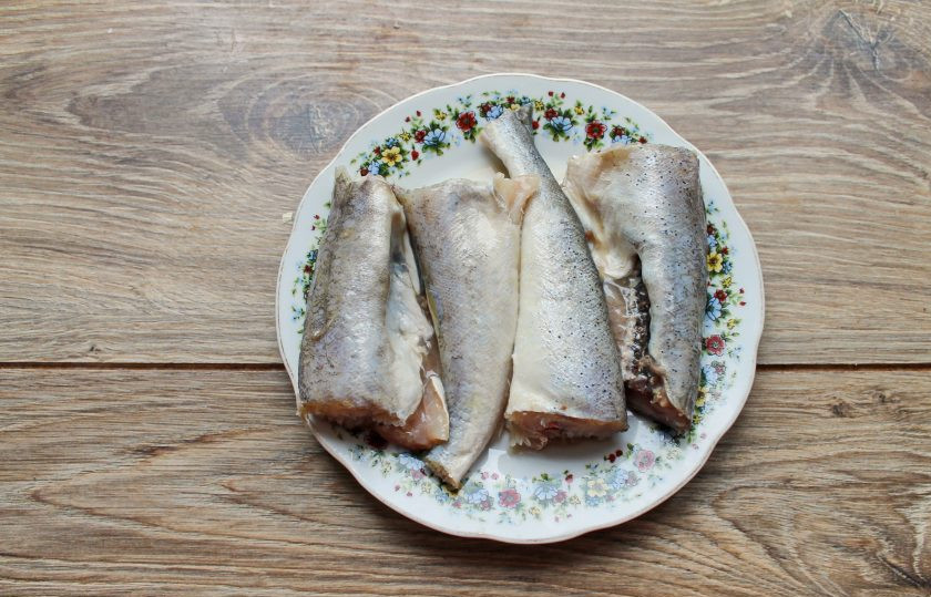 1. Этап. Навага жареная со сметанным соусом: Рыбу очистите от чешуи, удалите внутренности, голову и хвост. Разрежьте рыбу на порционные куски.