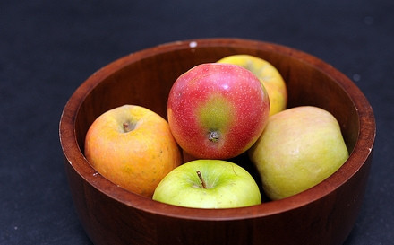 1. Этап. Пышная шарлотка: 1. Первым делом включите духовку, пусть греется до 180 градусов. Яблоки вымойте, обсушите и очистите.