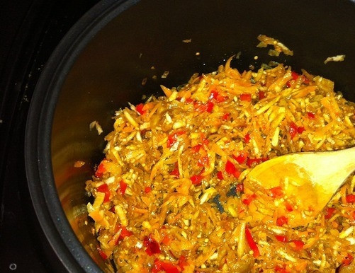 1. Этап. Баклажанная икра в мультиварке: Баклажан очистите от кожуры. Нарежьте кубиками и поместите в миску. Засыпьте солью и перемешайте. Дайте постоять минут десять, затем промойте. Таким образом вы избавитесь от нежелательной горечи в блюде, которая характерна для этого овоща.