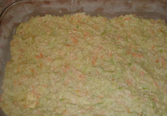 1. Этап. Кабачковый торт с фаршем: Натрите на терке или измельчите в блендере кабачки и картошку. Смешайте, добавьте яйцо, в кефире разведите разрыхлитель, влейте в общую смесь. Потом подсыпаем муку, замешиваем наше 