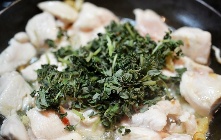 1. Этап. Кай Пхат Ка-пхрау: Добавьте нарезанный базилик, обжарьте ещё около 5 минут.