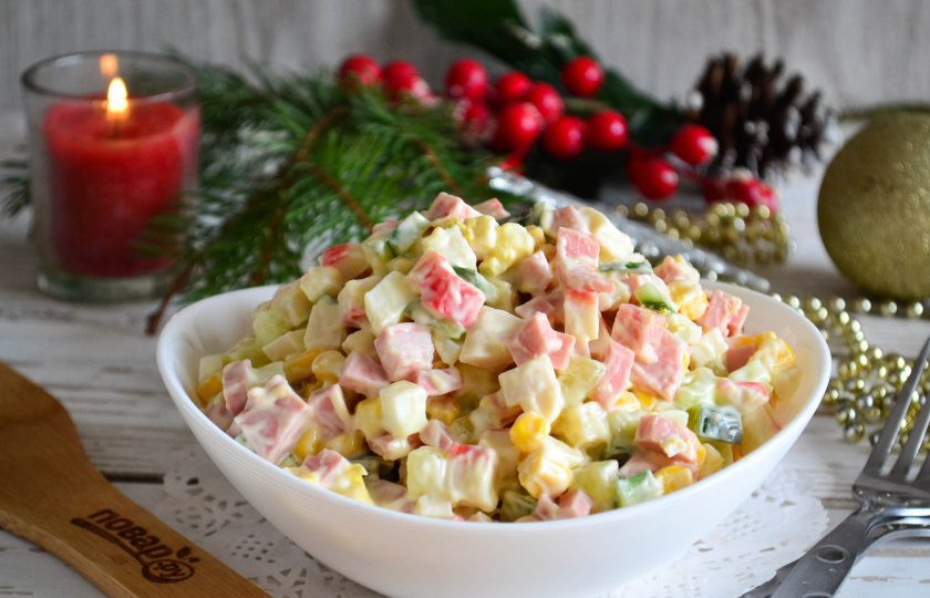 1. Этап. Крабовый салат с колбасой: Крабовый салат с колбасой готов. Приятного аппетита!