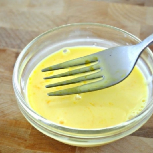 1. Этап. Пирог с черникой и персиками по-деревенски: Слегка взбиваем вилочкой или венчиком.