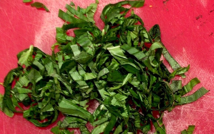 1. Этап. Салат с морковью и кедровыми орешками: 6. Нарежьте тонко листики базилика.