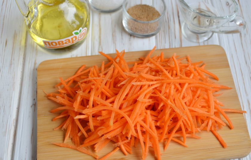 1. Этап. Салат с сельдереем: 3. Морковь очистите, натрите на терке или порежьте соломкой.