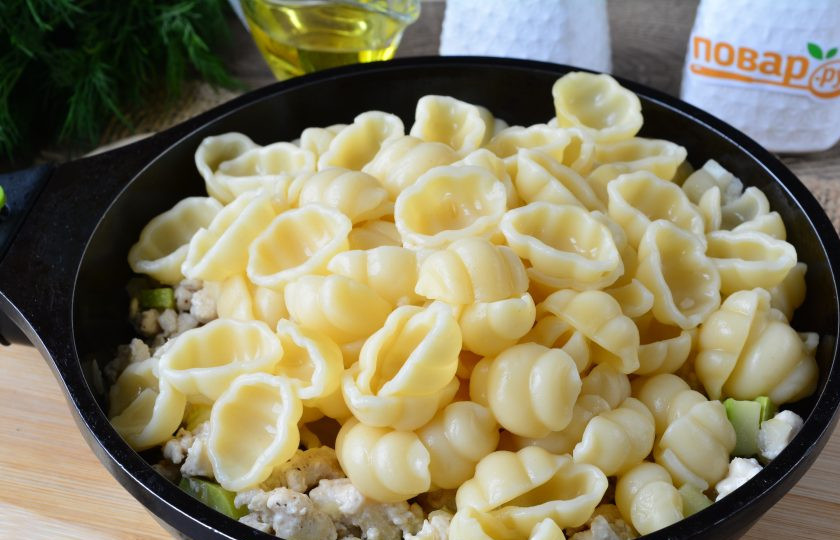 1. Этап. Макароны с фаршем и кабачками: Всыпьте макароны в сковороду.