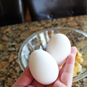 1. Этап. Фаршированная корейка: 2. В крутоны вбейте два яйца.