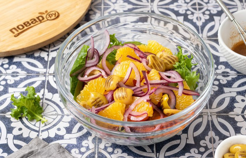 1. Этап. Марокканский салат из перца с апельсинами: Соедините подготовленные ингредиенты, добавьте микс из зелени и заправьте салат. Аккуратно перемешайте и подавайте.