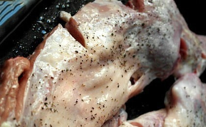 1. Этап. Мясо козы без запаха: Мясо козы вымойте и зачистите от пленок. Обсушите куски бумажными полотенцами, натрите их солью и перцем. В казанок или глубокую сковороду влейте полстакана растительного масла, обжарьте на нем козлятину до румяной корочки, залейте водой и тушите полтора часа на медленном огне.