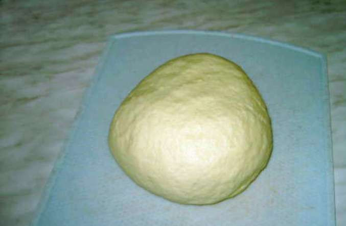 1. Этап. Творожное тесто для булочек: Добавьте масло, молоко, соль, еще раз хорошенько взбейте. Затем добавьте муку и заместите тесто.