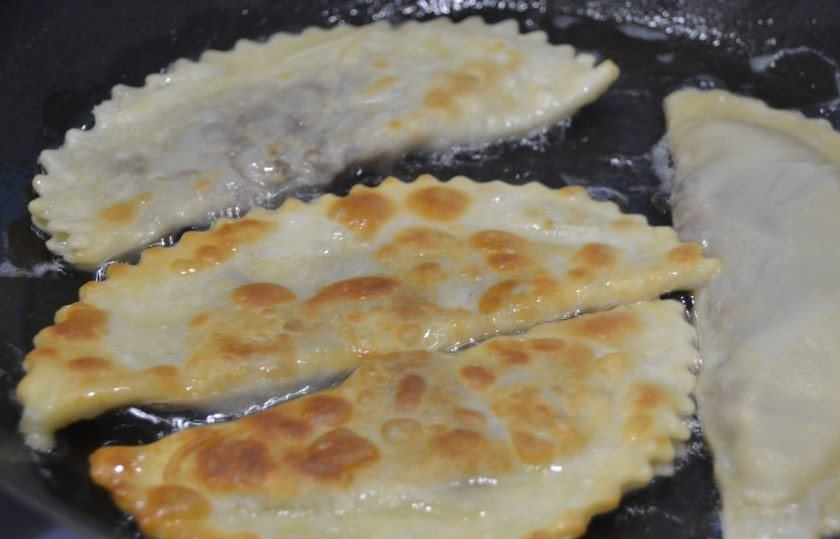 1. Этап. Чебуреки из говядины: Жарьте чебуреки в достаточном количестве растительного масла, добавляя его частями, по мере надобности, на умеренном огне с обеих сторон до готовности.