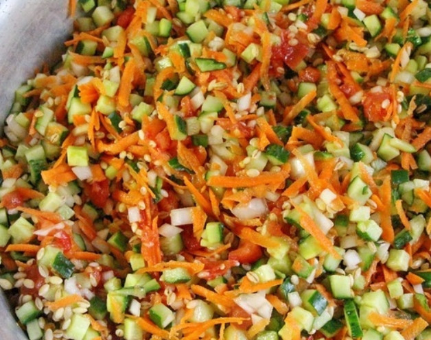 1. Этап. Заправка для рассольника с перловкой на зиму: После этого добавьте огурцы, лук, морковь, перловку. Всё хорошо перемешайте. Проварите в течение 20 минут.