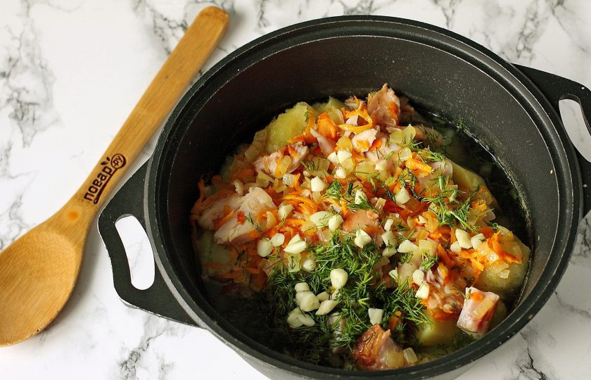 1. Этап. Тушеная картошка с копченой курицей: Как только картофель будет готов, извлеките лаврушку, куриную кожу и добавьте к картофелю содержимое сковороды, рубленную свежую зелень и измельченный ножом чеснок. Посолите все по вкусу и готовьте еще около 5 минут.