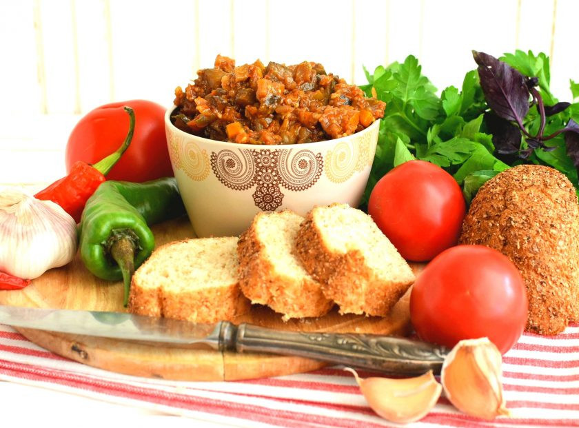 1. Этап. Пряная баклажанная икра: Охладите икру без крышки, несколько раз перемешав. Подавайте икру настоявшейся, со свежим хлебом. Приятного аппетита!