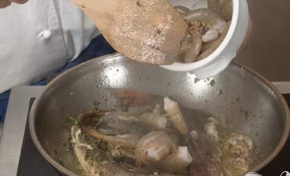 1. Этап. Суп из морепродуктов (Cacciucco alla livornese): Выложить креветки.