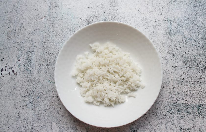 1. Этап. Фаршированные свиные калтыки: Рис промойте и отварите в соленой воде до готовности, откиньте на сито и дайте отвару полностью стечь.