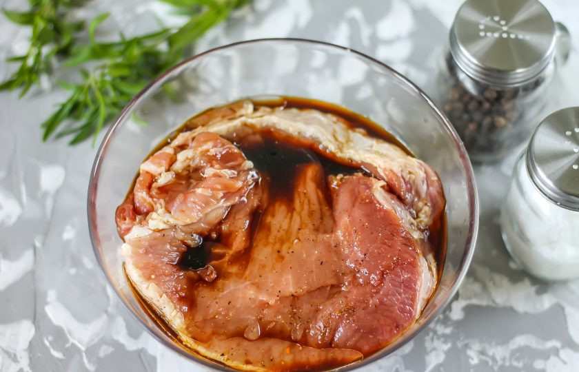 1. Этап. Стейк на электрическом гриле: В глубокую емкость влейте соевый соус и растительное масло. Выложите в емкость два куска свинины и промаринуйте их в течение 1 часа при комнатной температуре или 3 часа в холодильнике, время от времени переворачивая на другую сторону.